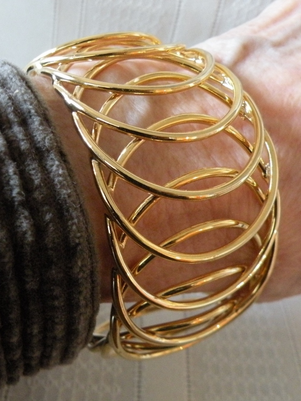 Wide Shiny Gold Tone Cuff Overlapping Circles Rings Loops Openwork Bracelet